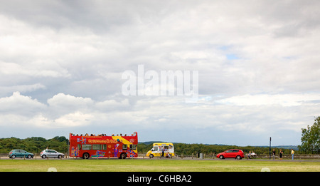 Open top bus de tournée et la crème glacée van au point de vue sur Clifton Bristol Downs restauration pour les touristes sur une journée d'été typique Banque D'Images