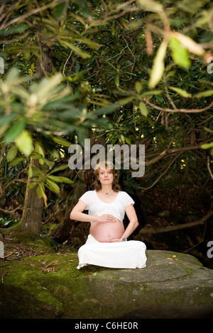 Pregnant Woman holding belly - Pisgah Forest National - près de Brevard, North Carolina, États-Unis Banque D'Images