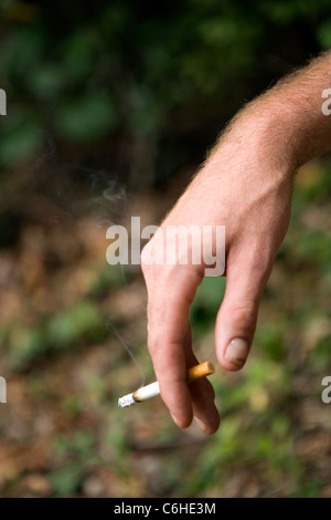Close-up of hand avec la cigarette - Cedar Mountain, North Carolina, USA Banque D'Images