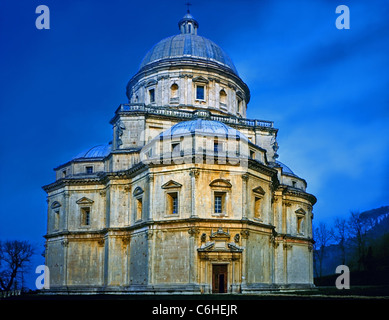 Le temple de Santa Maria della Consolazione' est situé sur les bords des collines de Todi. Banque D'Images