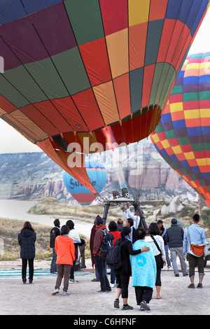 Göreme, Cappadoce, Turquie : Juin 2011 - Les passagers faisant la queue pour aller grimper sur le panier d'un ballon à air chaud Banque D'Images