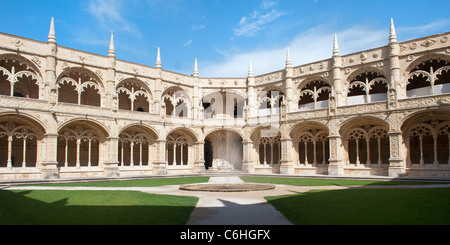 Cour de la cloître à deux étages de l'Mosteiro dos Jéronimos, quartier de Belém, Lisbonne, Portugal Banque D'Images