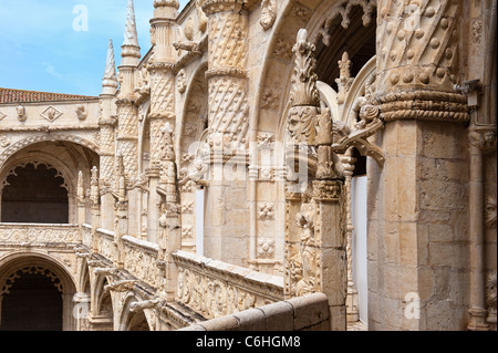 Cour de la cloître à deux étages de l'Mosteiro dos Jéronimos, quartier de Belém, Lisbonne, Portugal Banque D'Images