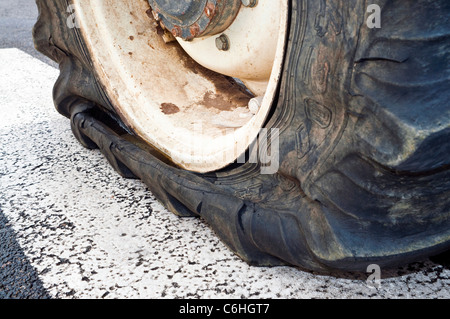 A perforé le pneu du tracteur - France. Banque D'Images