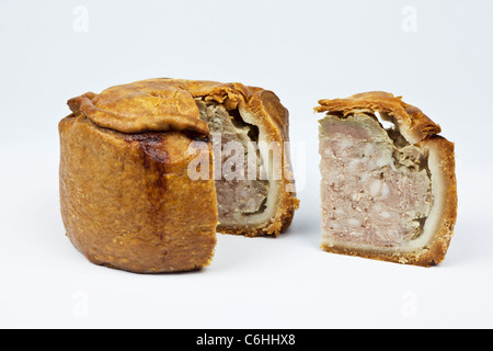 Melton Mowbray pork pie découper sur un fond blanc Banque D'Images