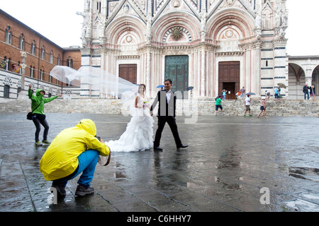 Cérémonie de mariage et photographe : après le mariage en face de la Cathédrale, Sienne, Toscane, Italie Banque D'Images