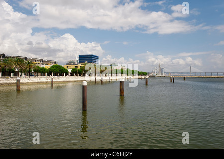 Pont Vasco da Gama und Tower, Parque das Nações (Parc des Nations), Lisbonne, Portugal Banque D'Images