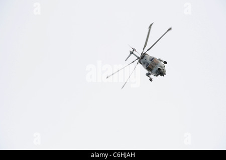 Un hélicoptère Lynx de la Marine royale de manoeuvres dans le ciel au-dessus de la rivière Dart à Dartmouth Dartmouth pendant la Régate royale Banque D'Images