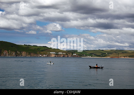 Les pêcheurs de crabe de la baie de début sur la côte sud du Devon avec Hallsands village au-delà. Manche, UK Banque D'Images