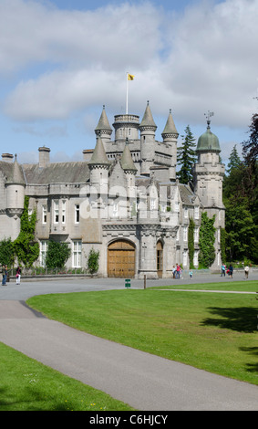 Le château de Balmoral Royal Deeside - Queen's residence vue du château de porte avant de l'entrée Banque D'Images