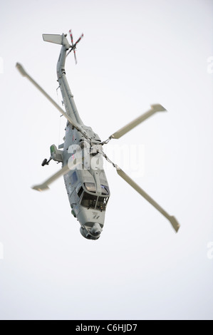 Un hélicoptère Lynx de la Marine royale de manoeuvres dans le ciel au-dessus de la rivière Dart à Dartmouth Dartmouth pendant la Régate royale Banque D'Images