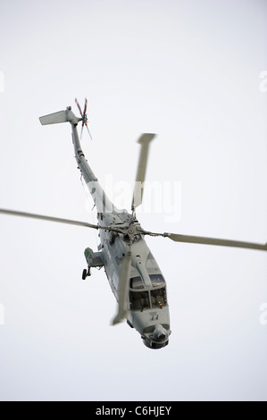 Un hélicoptère Lynx de la Marine royale de manoeuvres dans le ciel au-dessus de la rivière Dart à Dartmouth Dartmouth pendant la Régate royale Banque D'Images