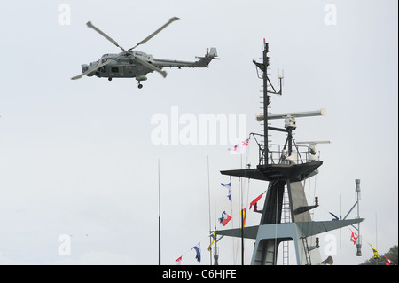 Un hélicoptère Lynx de la Marine royale de manoeuvres dans le ciel au-dessus de la rivière Dart à Dartmouth Dartmouth pendant la Régate royale Banque D'Images