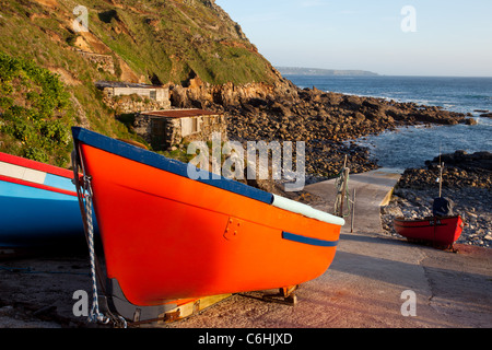 Priest Cove West Penwith Cornwall bateaux de pêche sur slip way Banque D'Images