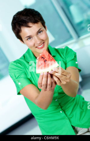 Photo de jeune femme offrant morceau de pastèque Banque D'Images