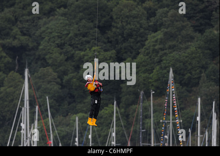 Un lifeboatman La RNLI est ramené sur un hélicoptère Sea King de la Royal Navy au cours d'un exercice pratique de sauvetage sur la rivière Dart. Banque D'Images