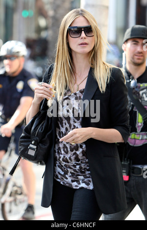 Heidi Klum vu filmer pour l'émission de télévision réalité 'Germany's Next Top Model" sur Rodeo Drive à Beverly Hills. Los Banque D'Images