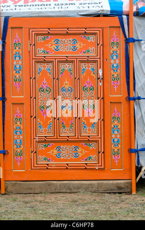 Yourte peint de couleurs vives, porte, Lantern Festival, Khui Doloon Khudag (courses de chevaux), la masse (extérieur) Oulan-Bator, Mongolie. crédit : Kraig Lieb Banque D'Images