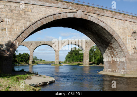 Viaduc ferroviaire et routier pont sur Rivière North Esk au St Cyrus Réserve naturelle nationale 2 - Kincardineshire Banque D'Images