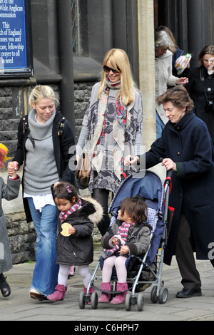 Femmes enceintes modèle allemand, Claudia Schiffer et sa fille Clémentine s'écarter une église où les filles d'une école locale participer Banque D'Images