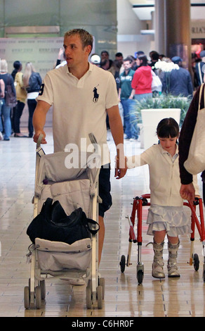 Phile Neville et Isabelle Neville footballeur anglais Phil Neville boutiques avec sa famille au Beverly Center, Los Angeles Banque D'Images