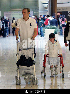 Phile Neville et Isabelle Neville footballeur anglais Phil Neville boutiques avec sa famille au Beverly Center, Los Angeles Banque D'Images