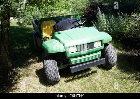 John Deere gator voiturettes de golf utilisés pour le jardinage dans le parc local Winnipeg Manitoba canada Banque D'Images