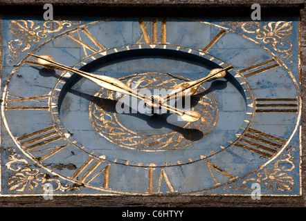 Horloge sur l'église de St Mary Steeple Ashton Banque D'Images