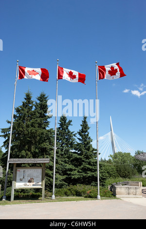 Drapeaux canadiens survolant la fourche, lieu historique national du Canada de Winnipeg Manitoba canada Banque D'Images