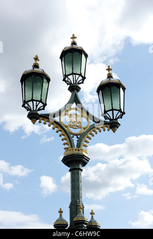 Un lampadaire fer victorien emblématique de Westminster Bridge près des chambres du Parlement à Londres, en Angleterre. Banque D'Images