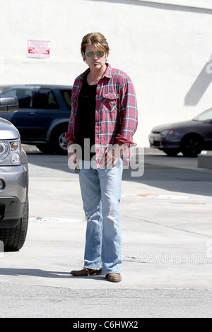 Billy Ray Cyrus en attente dans le stationnement des promenades de Miley Cyrus son vélo avec son petit ami et 'la dernière chanson' co-star pour Banque D'Images