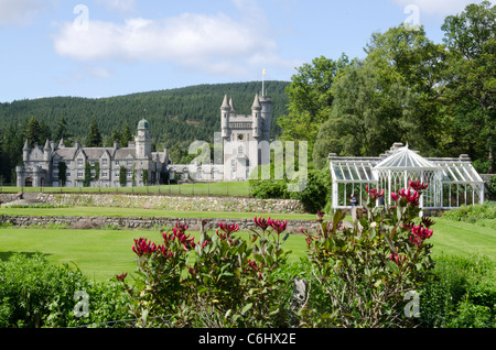 Le château de Balmoral Royal Deeside - Queen's residence vue sur château de gardens Banque D'Images