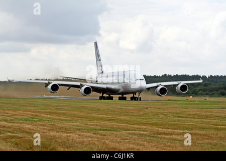 L’Airbus A380, le plus grand avion commercial au monde, a été exposé au salon international de l’aéronautique de Farnborough, présentant sa taille, son design et ses capacités dans le domaine de l’aviation commerciale. Banque D'Images