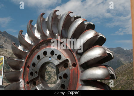 Ancienne turbine hydro-électrique contre un ciel alpin suisse - Lac d'Emosson Banque D'Images