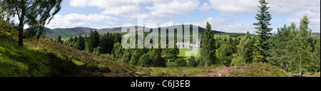 Vue panoramique de Balmoral Estate et le château en été avec arbres et pelouse - Royal Deeside Banque D'Images