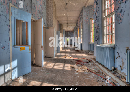 Dans le corridor asile psychiatrique d'un hôpital à l'abandon du quartier Banque D'Images