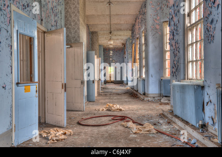 Dans le couloir de l'aile d'un asile psychiatrique de l'hôpital à l'abandon Banque D'Images