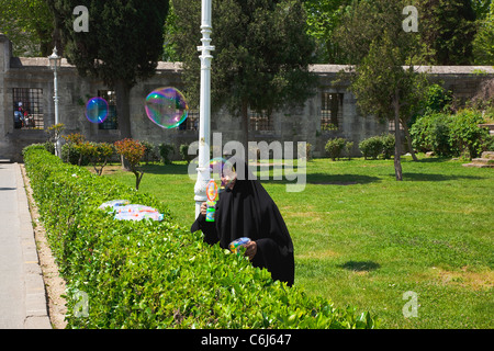 La Turquie, Istanbul, Sultanahmet, femme vendant des armes à feu dans le parc machine à bulles à l'extérieur de la Mosquée Bleue. Banque D'Images