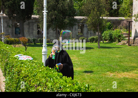 La Turquie, Istanbul, Sultanahmet, femme vendant des armes à feu dans le parc machine à bulles à l'extérieur de la Mosquée Bleue. Banque D'Images