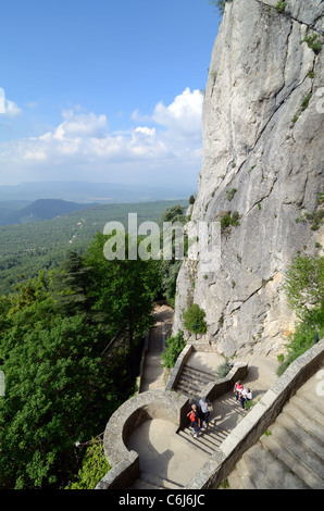 Pèlerins sur des escaliers ou des marches menant à Marie-Madeleine Sainte Grotte ou grotte dans le massif de Sainte-Baume ou Sainte Baume montagne Provence France Banque D'Images