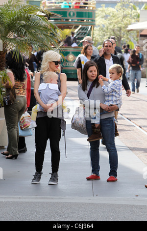 Zuma Rossdale, Gwen Stefani et Kingston Rossdale Gwen Stefani shopping avec sa famille à l'Grove à Hollywood, Los Angeles Banque D'Images