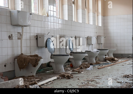 Vandalisé Toilettes dans la Lunatic Asylum aile d'un hôpital à l'abandon Banque D'Images