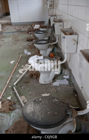 Vandalisé Toilettes dans la Lunatic Asylum aile d'un hôpital à l'abandon Banque D'Images