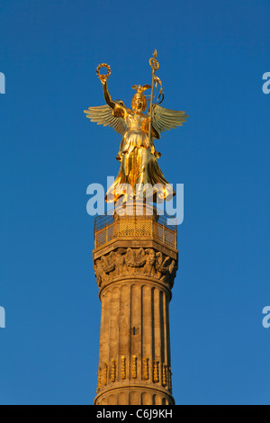 Colonne de la victoire reconstruit 'Siegessäule' dans la soirée, Tiergarten, Mitte, Berlin, Germany, Europe Banque D'Images