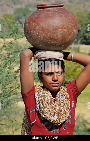 Village girl Portrait avec pot d'eau sur la tête collines Aravalli Rajasthan Inde Banque D'Images