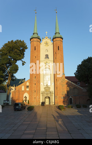 Cathédrale d'Oilwa dans les rayons du soleil, la Pologne. Banque D'Images