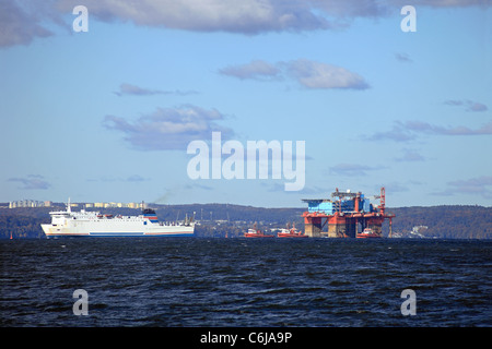 L'introduction d'un appareil de forage à un chantier naval pour la réparation. Photo prise le : Octobre 12, 2010 Banque D'Images