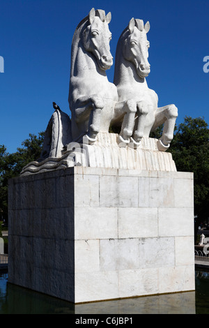 Equine statues sur la Praca do Imperio (Empire Square) à Belém, Lisbonne, Portugal. Banque D'Images