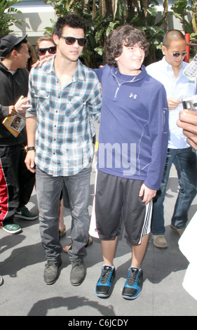 Taylor Lautner acteur arrivant au Staples Center pour assister à l'A.L. Par rapport à la Lakers San Antonio Spurs match de basket-ball Los Banque D'Images