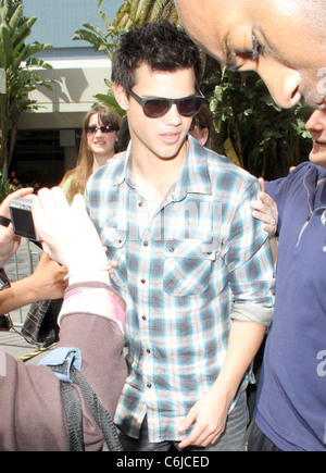 Taylor Lautner acteur arrivant au Staples Center pour assister à l'A.L. Par rapport à la Lakers San Antonio Spurs match de basket-ball Los Banque D'Images